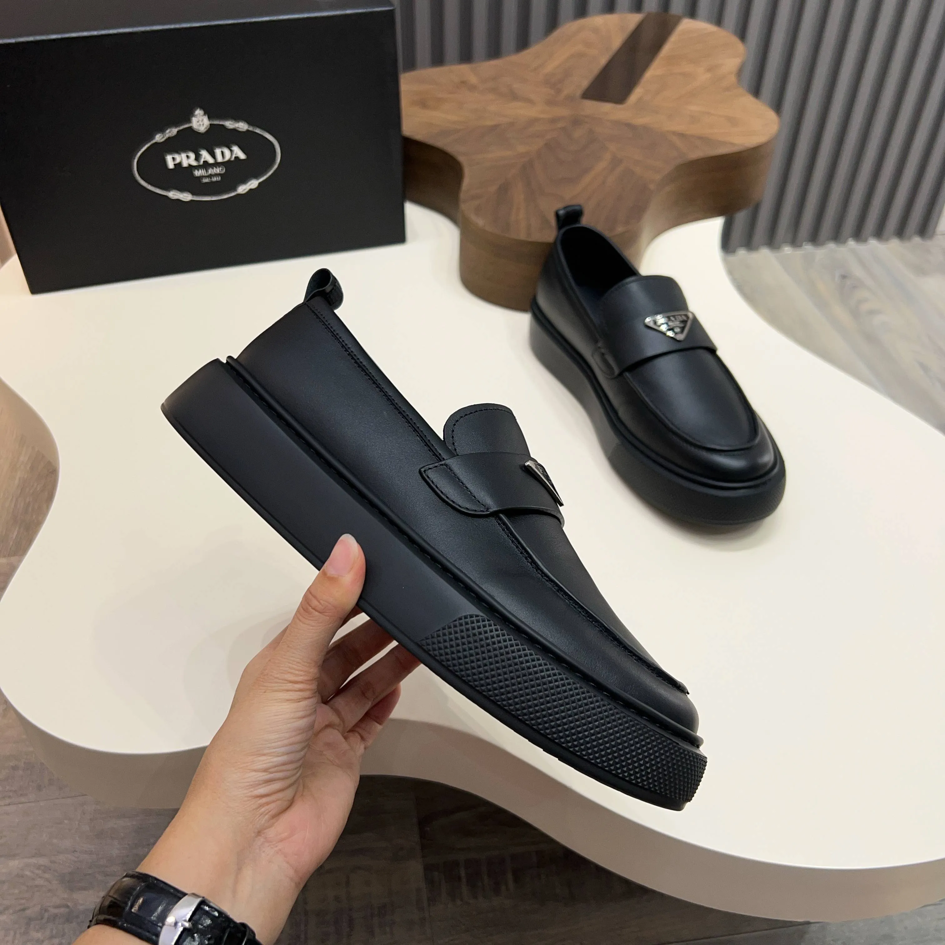 💰740 Thick-soled trendy brand (Prada) mainly promotes popular models, avant-garde and versatile fashionable men's shoes, private version molding, cowhide splicing 1:1 replica... fashionable, simple, elegant, more eye-catching and more classy, ​​it will subvert the old idea, a must-have for fashionistas who want to spend time with you! Must keep it! Tall and comfortable outsole, high-end quality workmanship. @ Code number: 39-44 38 45 can be ordered. Multiple colors are available.